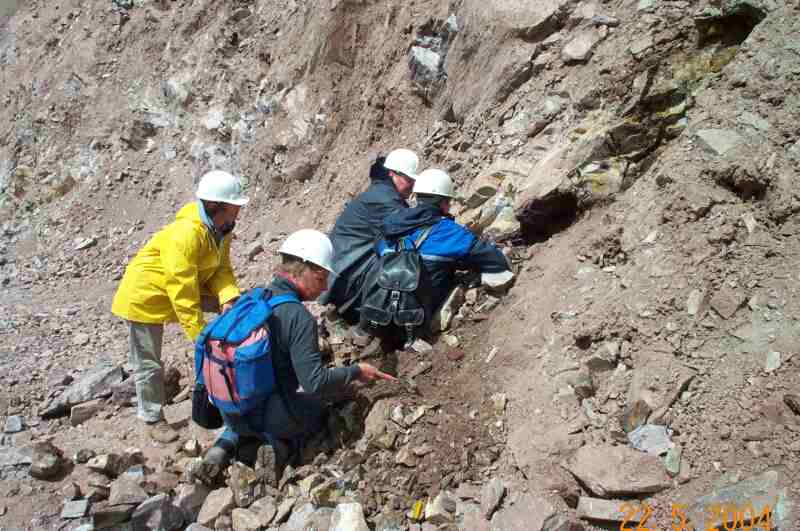 niederlndische Mineraliensammler an
          einer Kluft mit Hmatit