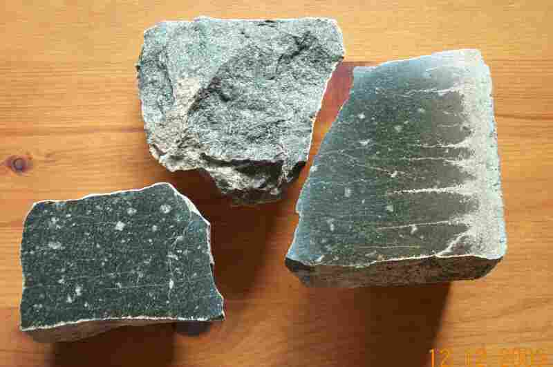 das Gestein Phonolith (bruchrauh und
        angeschliffen)