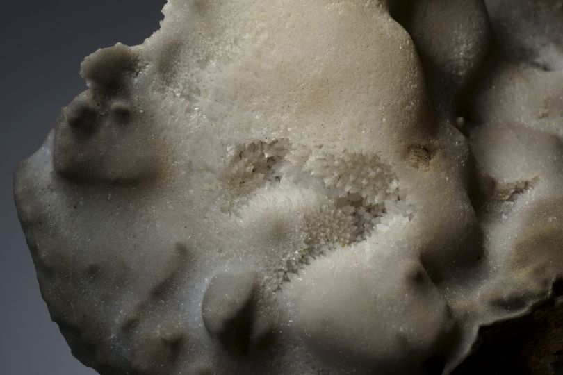 Kalksinter mit Calcit-Kristallen