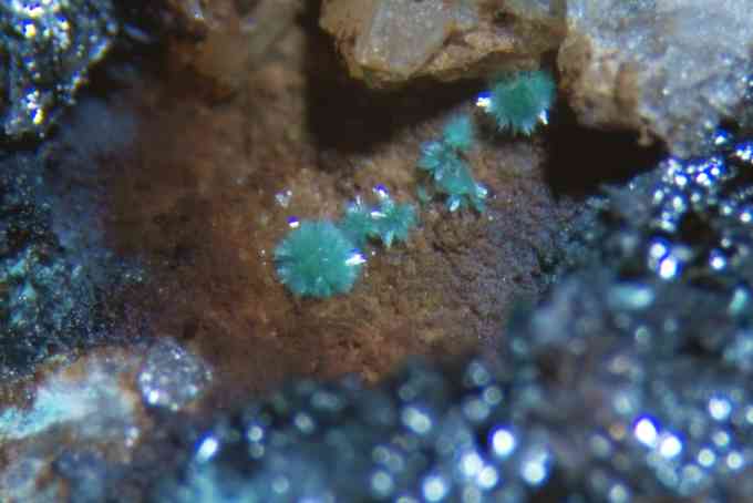 Mimetestit-Kristalle neben Tennantit