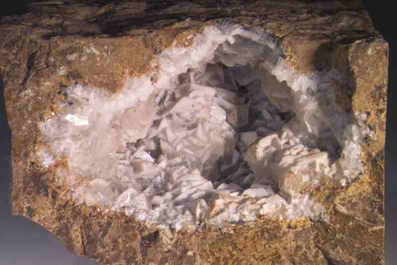 weiße
              Calcit-Kristalle im Dolomit