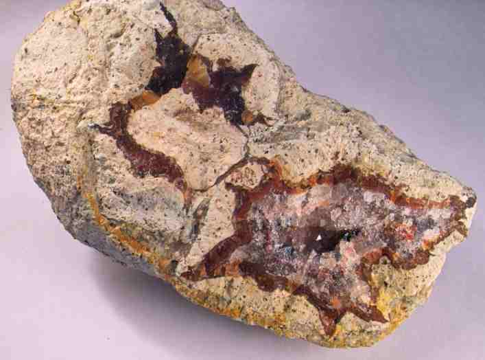 Achat und Quarz
                in einer Lithophyse