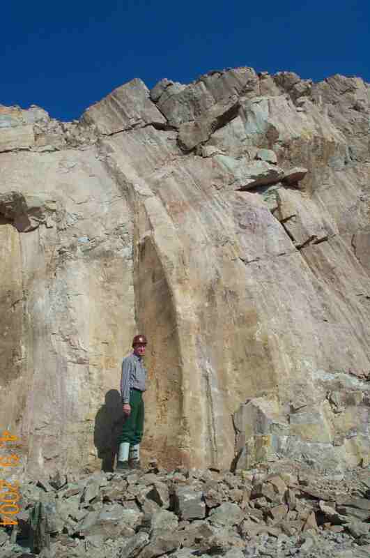 plattige und bogenfrmige
                Absonderung des Rhyolithes