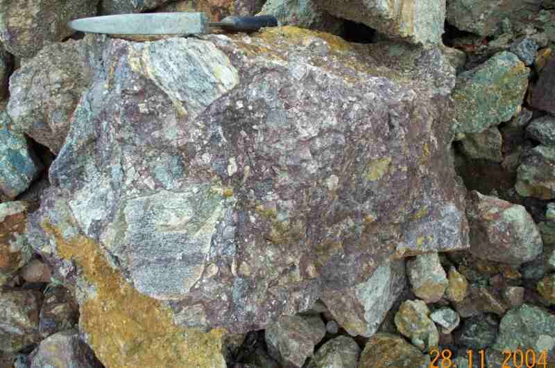 Gneisbrocken als Xenolithe im
        Rhyolith