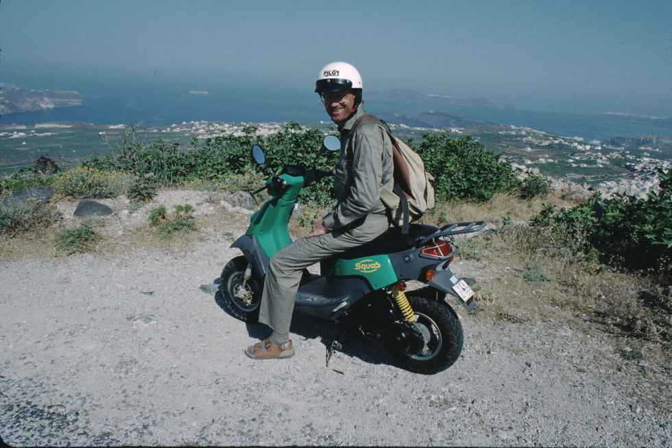 J.
                  Lorenz auf dem Roller