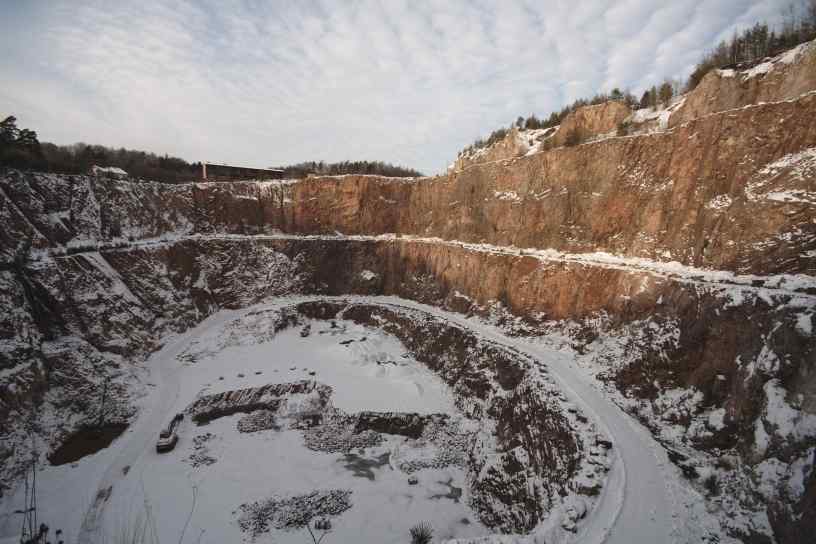 Schnee im Steinbruch