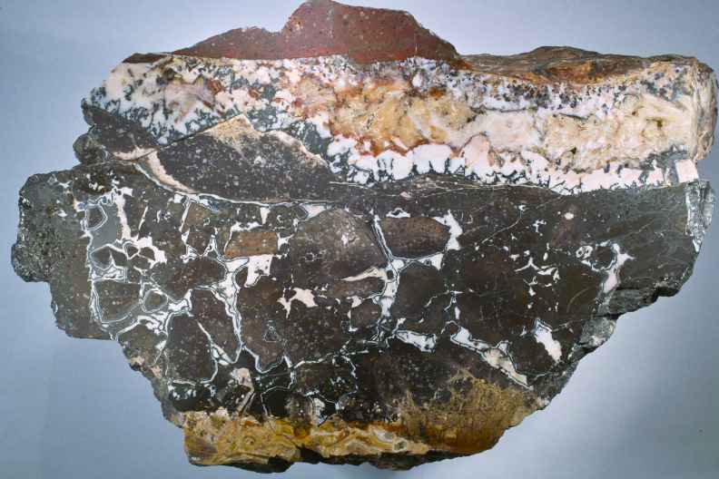 Brekzie mit Braunit und Calcit