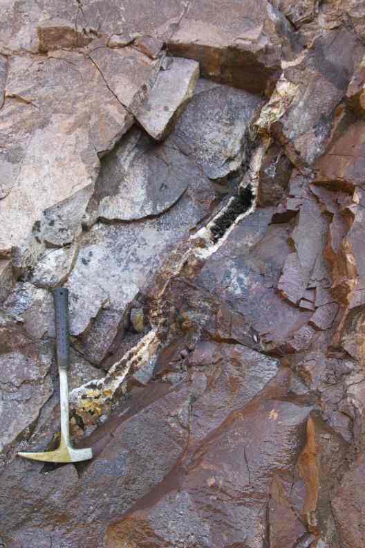 Calcit im
        Rhyolith