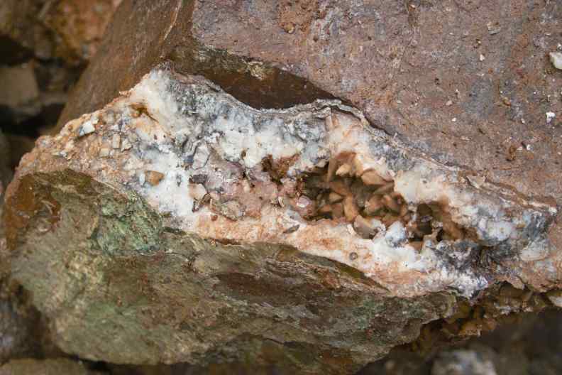 Calcit-Gang mit
        Drusenzone