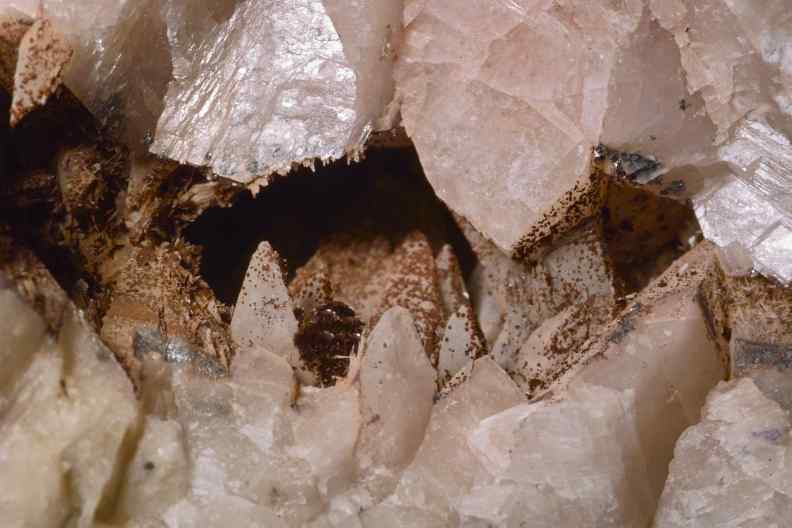 Hmatit auf
        Calcit