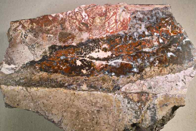 Gangstck mit Hmatit und Fluorit