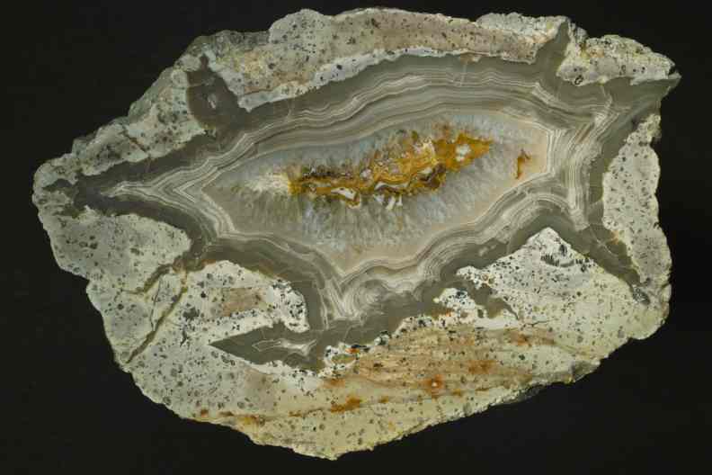 Achat mit umlaufender Bnderung