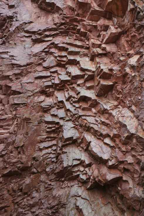 Plattige
        Absonderung