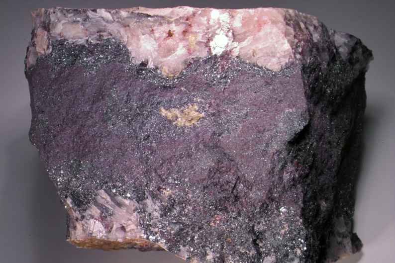 Gangfllung aus Hmatit mit
        Calcit