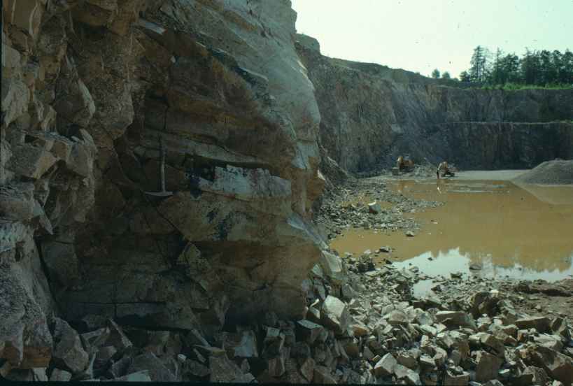 Steinbruch mit dem
        Oberflchenwasser