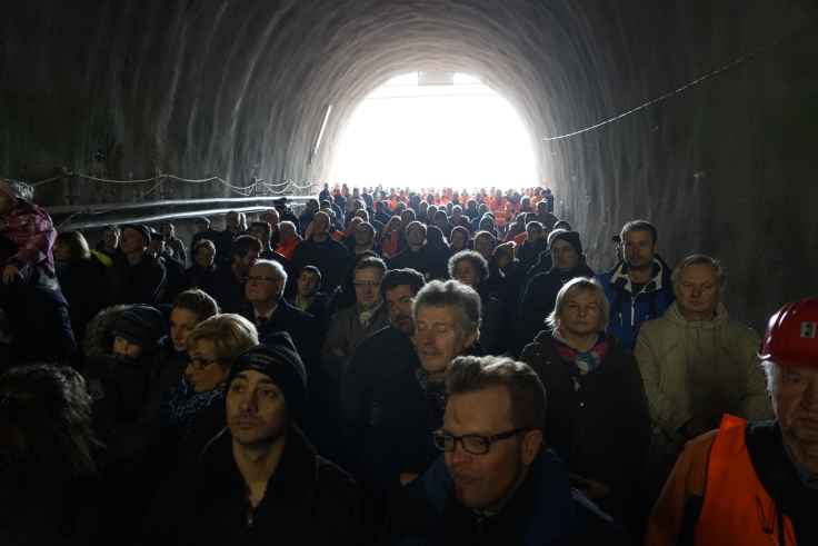 Besucher im Tunnel