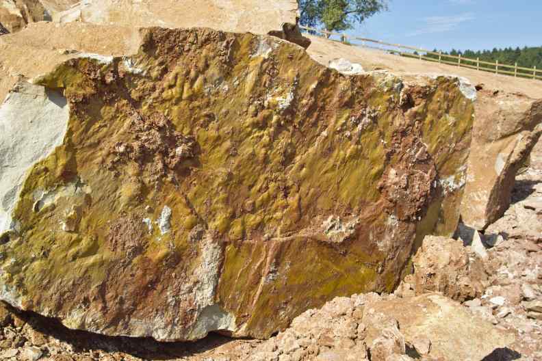 Felsblock mit Belastungsmarken