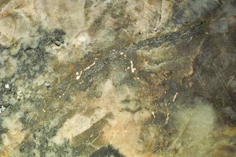 gediegen Kupfer
        und Allanit