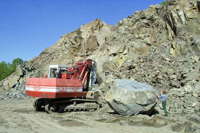 Abbau mit Bagger und groem Block