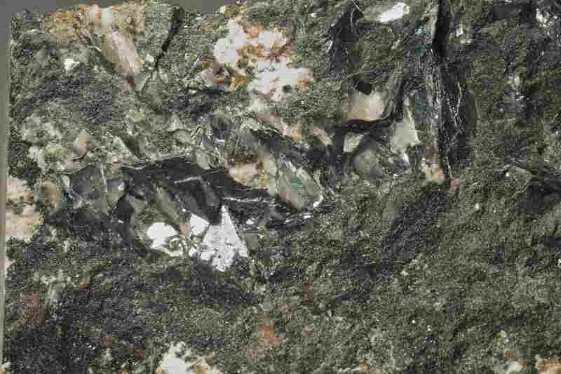 Hmatit zwischen Calcit und
        Chlorit