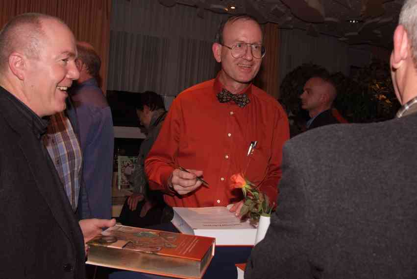 Joachim Lorenz beim Signieren