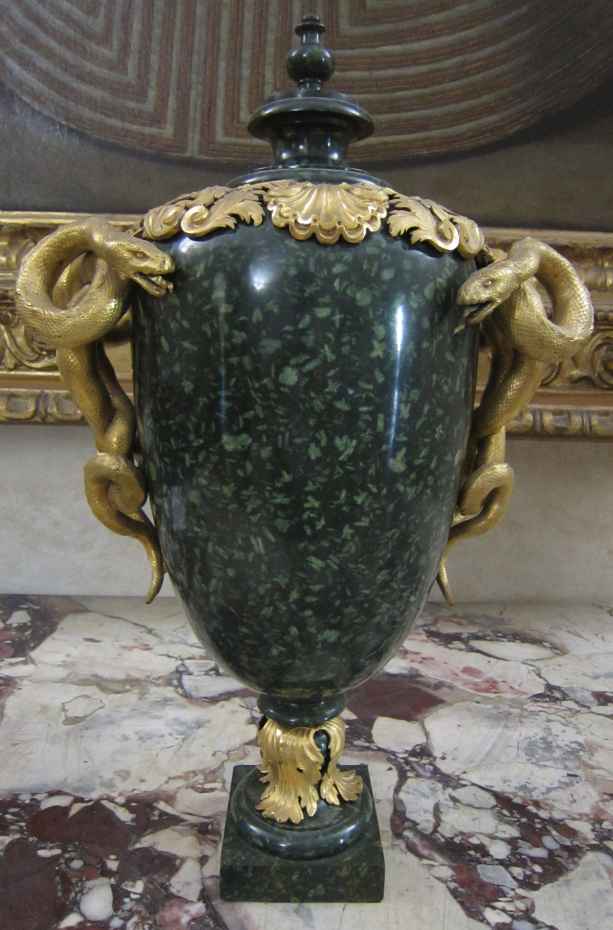 Vase
        aus grünem Porphyr