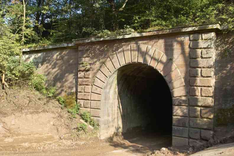 Tunnel
          Hain
