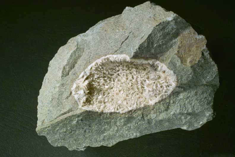 Natrolith im Phonolith