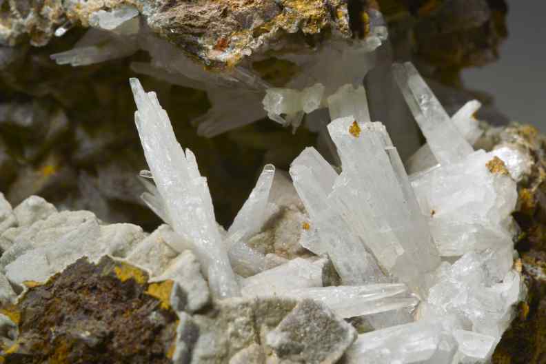 weiße Aragonit-Kristalle