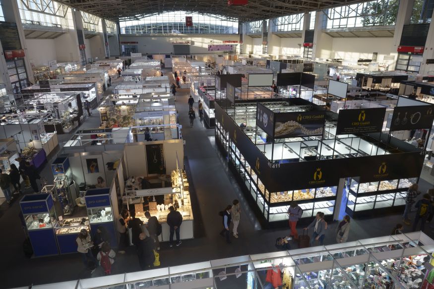 Blick in die
              Halle mit den Edelsteinen