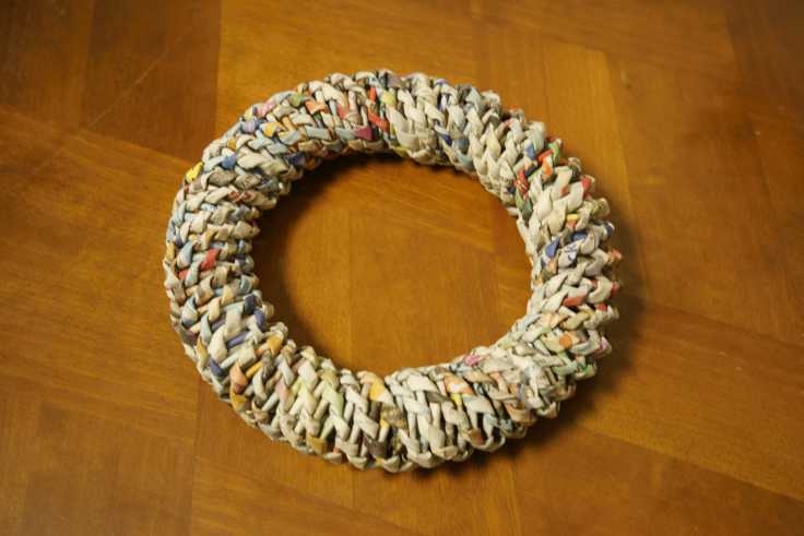 Papierring
          geflochten