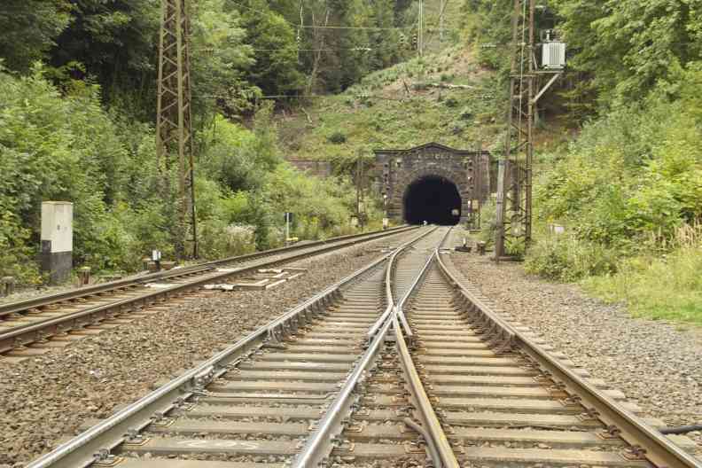 Schwarzkopftunnel
        Hain