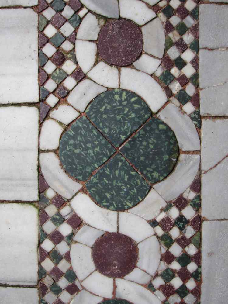 Mosaik aus
        grünem Porpyhr